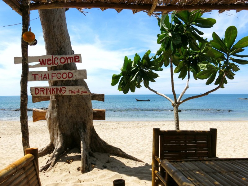 A complete island guide to the paradise island that is Koh Lanta in Thailand. Long white sandy beaches and super chilled vibes is what you will find here!