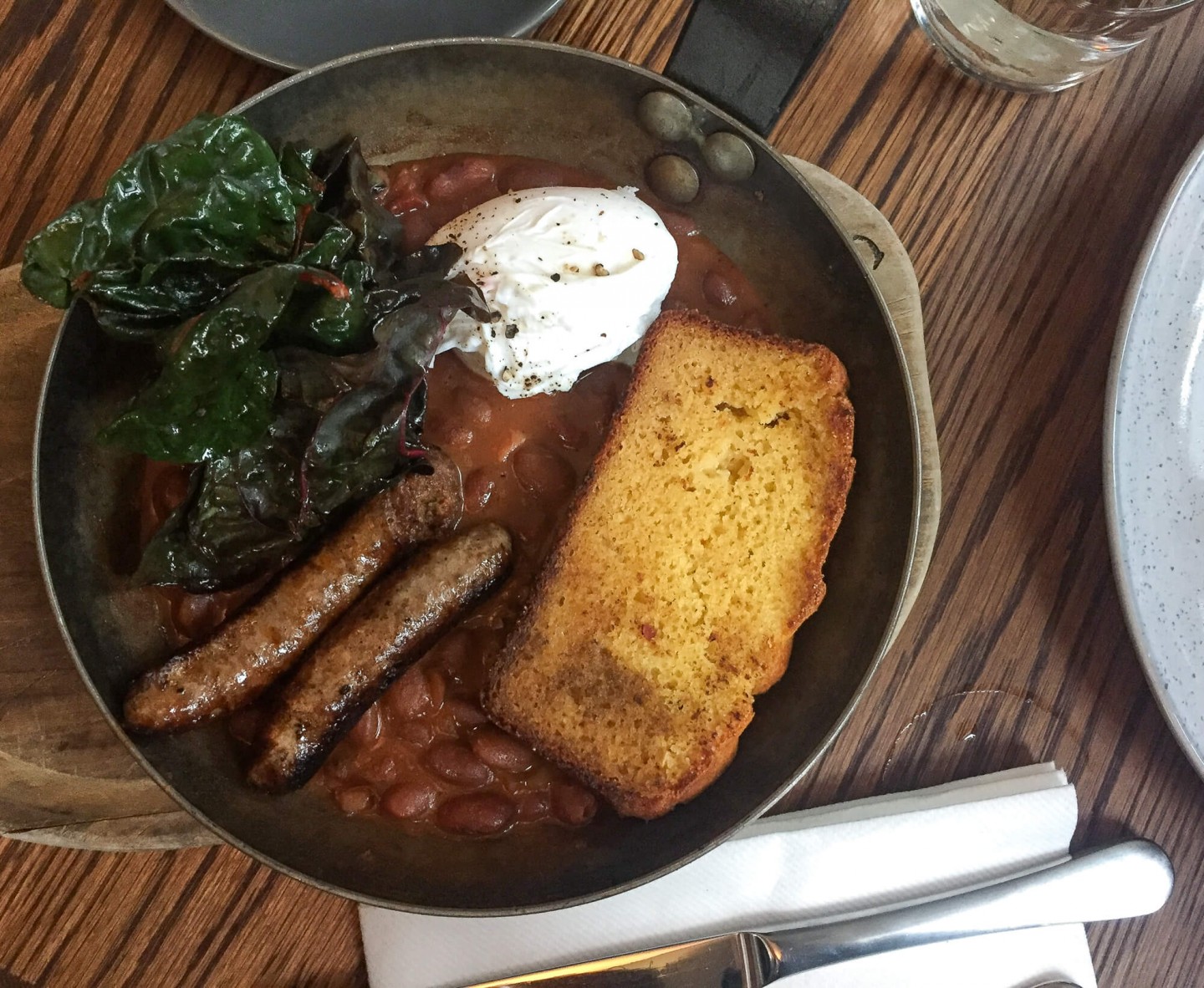 London brunch | Brunch at Salon in Brixton. This is a super cosy restaurant that serves a small menu of brunch items. Really fresh, seasonal food. Add to your London brunch list!